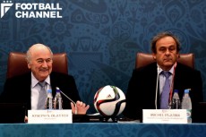 ブラッター氏（左）とプラティニ氏（右）