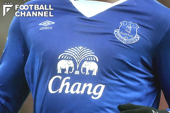 エバートンの胸スポンサーを務めるチャーンビール