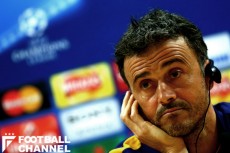 記者会見で厳格な態度をとるルイス・エンリケ監督