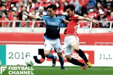 浦和の阿部勇樹と競り合う小林祐希