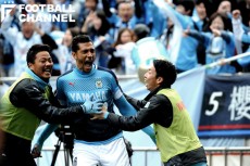 決勝ゴールを奪ったジェイ(中央)