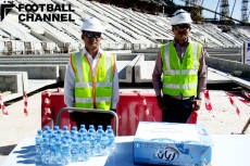 工事現場に用意された大量の飲料水【写真：Supreme Committee for Delivery & Legacy】