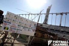 工事現場には安全に配慮した注意書きがある【写真：Supreme Committee for Delivery & Legacy】