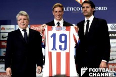 アトレティコ復帰会見時のフェルナンド・トーレス（中央）