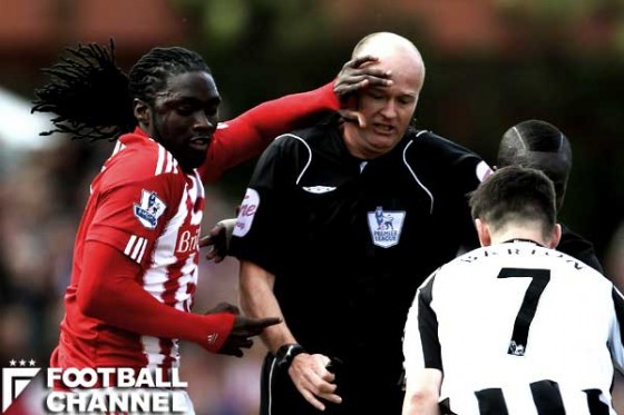 レフェリーに危害を加えると相手に直接FKが与えられる