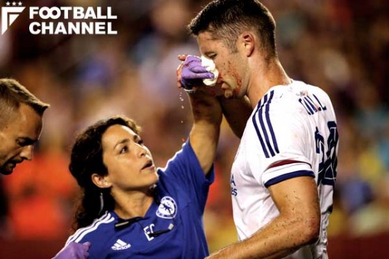 警告／退場を伴うファウルで重傷を負った選手はピッチ上で治療を受けそのままプレーできる