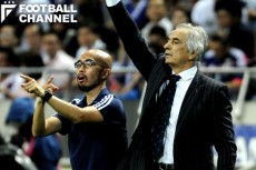 ハリルホジッチ監督（右）の通訳を務める樋渡群氏（左）