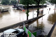 大雨の影響で水かさが増したセーヌ川