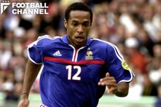 サイドチェンジを受けて相手DFを置き去りにできたティエリ・アンリ