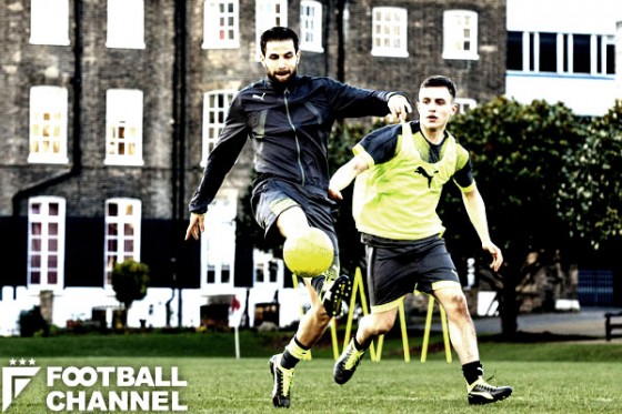 セスクは広い視野で相手の急所を見つけ、正確なパスを供給する