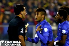 コロンビア戦で警告を受け、レフェリーに詰め寄るネイマール（中央）