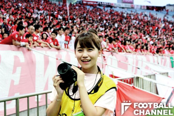 浦和サポーターの迫力に圧倒されたという小嶋真子
