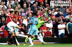 高くバウンドしたボールを鋭い弾道で叩き込んだイブラヒモビッチ