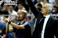 ハリルホジッチ監督（右）の通訳を務める樋渡群氏（左）