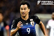 浅野とワントップのポジションを争っている岡崎慎司