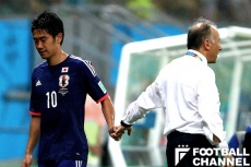 ブラジルW杯のコートジボワール戦では守備に忙殺され、持ち味を発揮できなかった香川真司（左）
