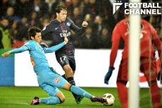 4バックではなく3バックないし5バックの右ワイドで出場した酒井宏樹（左）