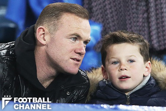 父親のウェイン・ルーニー(左)と息子のカイ君(右)