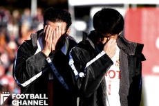 J2降格が決まり、悲嘆にくれる田中マルクス闘莉王(左)と楢崎正剛(右)