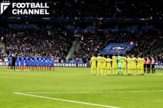 昨年のテロ事件から1年が経ったということで、試合前には犠牲者と家族をしのぶ黙祷が行われた