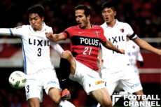 浦和のFWズラタン（中央）に対応する鹿島アントラーズのDF昌子源（左）とファン・ソッコ（右）