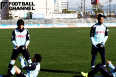 鹿児島入り後、対外試合3戦連続ゴールを決めた川又堅碁（右）