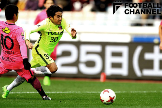 小笠原満男に対して縦に仕掛けた興梠慎三。写真では右足がかかっているように見える