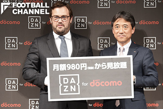 パフォームのラシュトンCEO（左）とドコモの吉澤和弘社長（右）