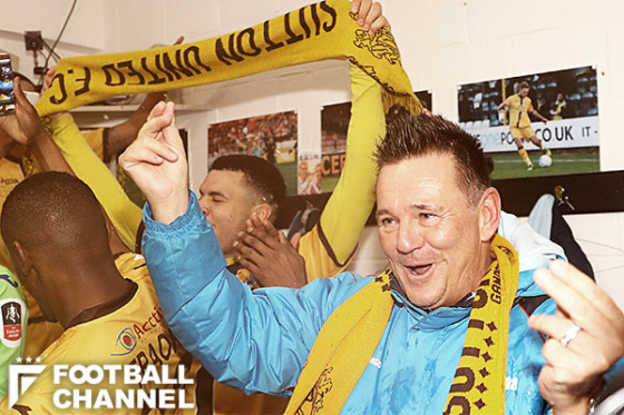 不動産オーナー兼チーム指揮官のポール・ドスウェル監督（右）