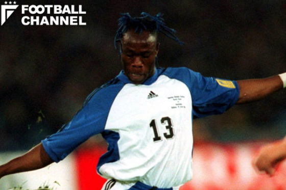 鮮やかなブルーに染め上げられている