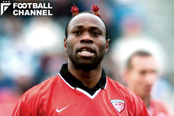 カイザースラウテルン時代はチームユニフォームに合わせてか、赤色を採用したウェスト