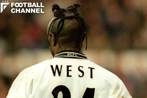 イングランドのダービー・カウンティでプレーした際には黒髪に。独特なスタイルは維持