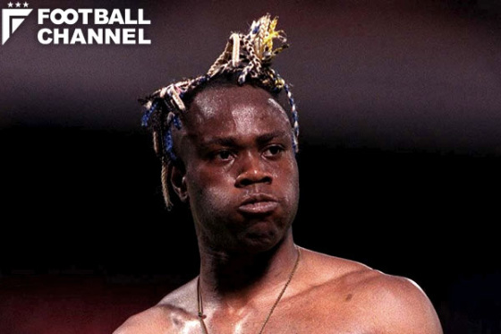 金色と青の二色かと思いきや、サイドと生え際はブラック。まるでミサンガのようだ