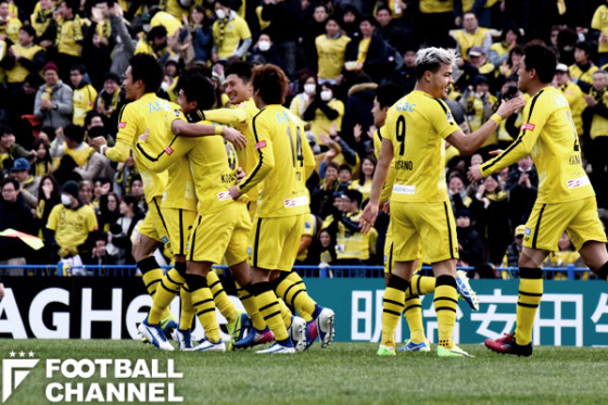 小林裕介の同点ゴールを祝う柏イレブン