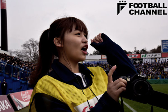 試合前にはサポーターのチャントに合わせて