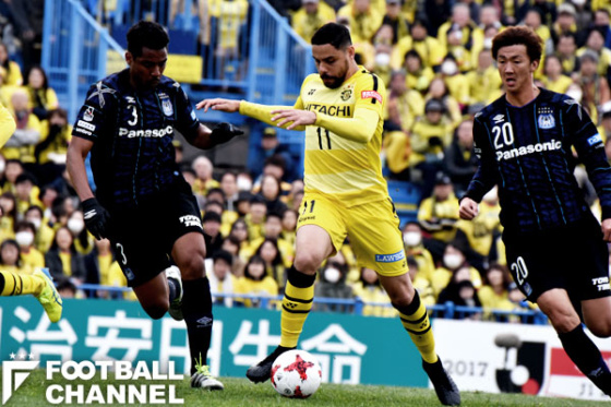 ドリブル突破を図るディエゴ・オリヴェイラ