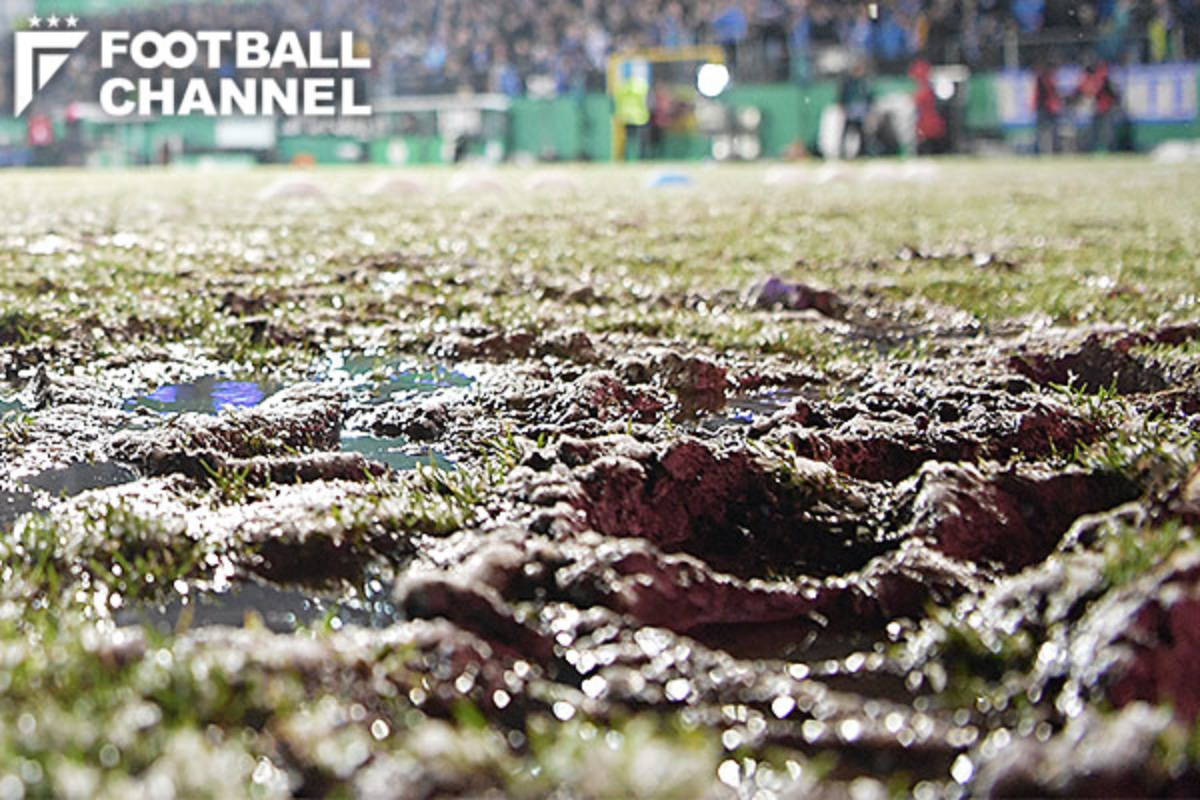 ドルトの延期となった試合会場 想像以上に 酷い状態 もはや芝生とは言えない フットボールチャンネル