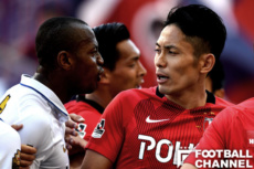 浦和レッズのDF森脇良太(右)と鹿島アントラーズのMFレオ・シルバ(左)