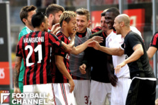 フリーキックからゴールを奪った本田圭佑を祝福するミランの選手たち