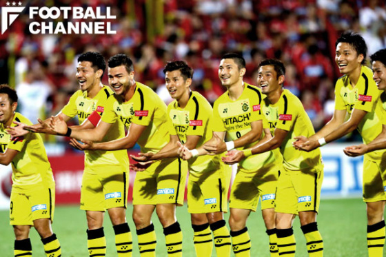 ゴールを決めてベンチ前でゆりかごダンス