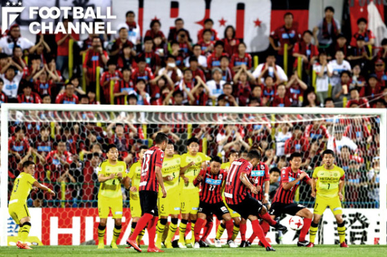 ヘイスが蹴る瞬間は見えていたはずの中村だったが、逆を突かれてしまった