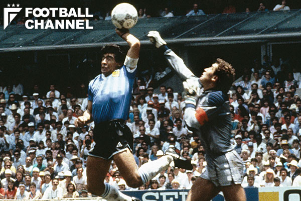 マラドーナ「神の手」は路地裏で買った“偽ユニフォーム”で生まれた？1986年ワールドカップとアルゼンチンを象徴する物語【ICONS】 |  Goal.com 日本 [FORES] ディエゴ・マラドーナ レトロユニフォーム サッカー 神の手 D10S アルゼンチン 王者 レジェンド 5人抜き 非公