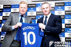 ルーニー（右）の加入を歓迎しているクーマン監督（左）