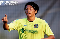 プレシーズンマッチのアルコジャーノ戦では中盤センターでプレーした柴崎