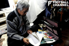 横浜Fチームバス運転手時代に使っていたカバンを広げる山田氏
