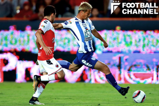 パチューカの本田圭佑（右）。73分に左足シュートでメキシコリーグ初ゴールを決めた