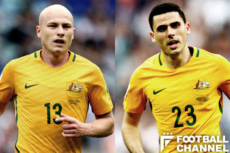 オーストラリア代表の攻撃を操っているアーロン・ムーイ(左)とトム・ロギッチ(右)