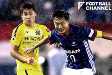 柏レイソルの伊東純也と競り合う齋藤学。今季からは背番号10を背負い、キャプテンマークも巻いている