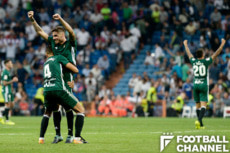 マドリー相手の勝利を喜ぶベティスの選手たち。ベティスがサンティアゴ・ベルナベウで勝利するのは1999年以来となる