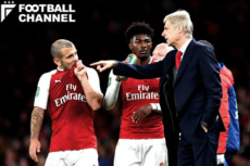 アーセナルのヴェンゲル監督（右）。限られた出場機会で好パフォーマンスを披露するウィルシャー（左）の評価を改めつつあるという